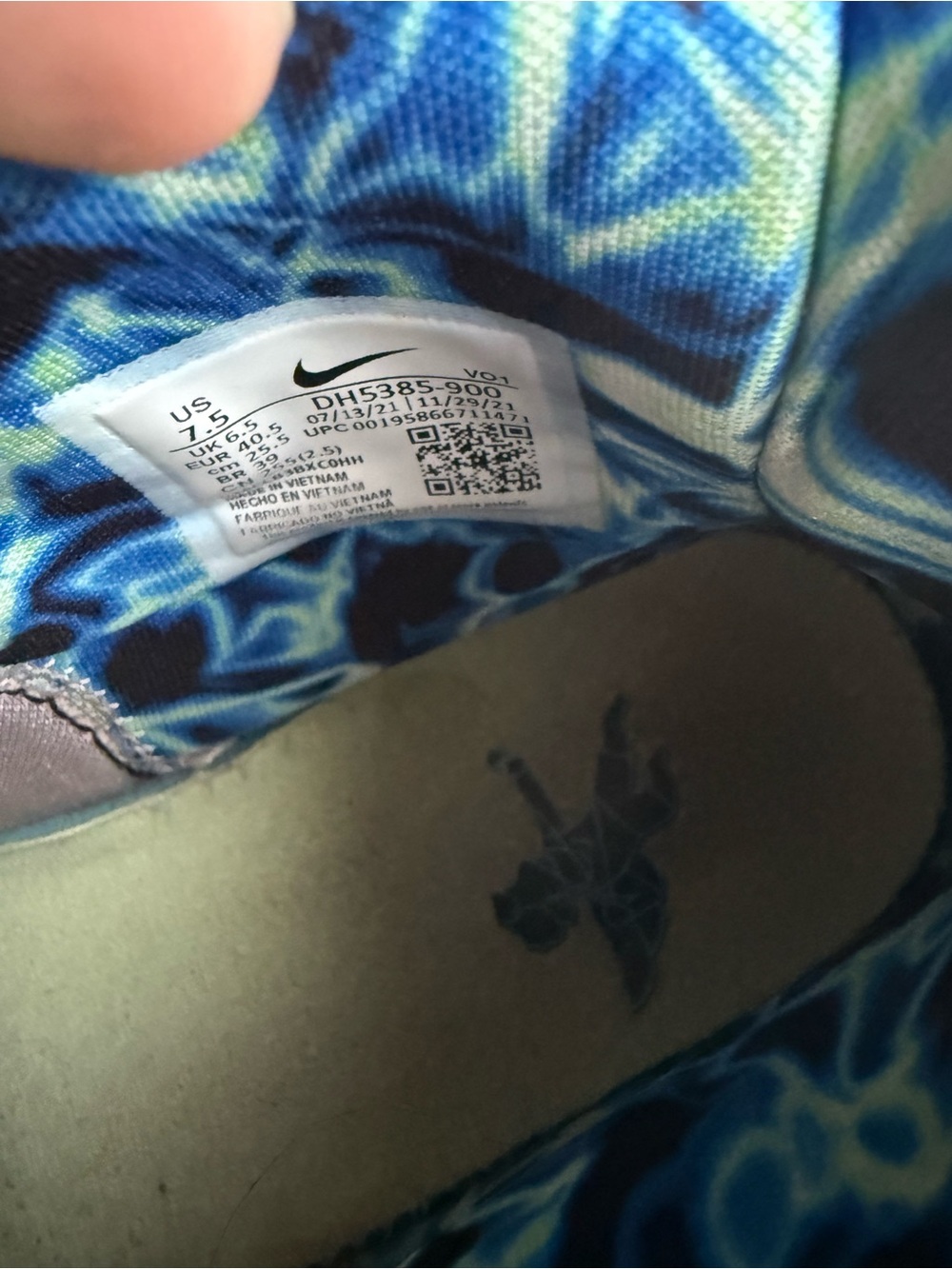 Kyrie Irving Basketball Shoes - Picture 3 of 3